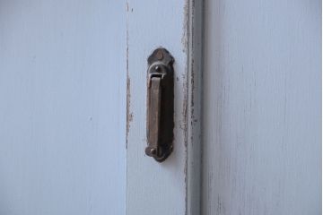 アンティーク家具　アンティークペイント　内部壁紙仕上げ!おしゃれなカップボード(食器棚)