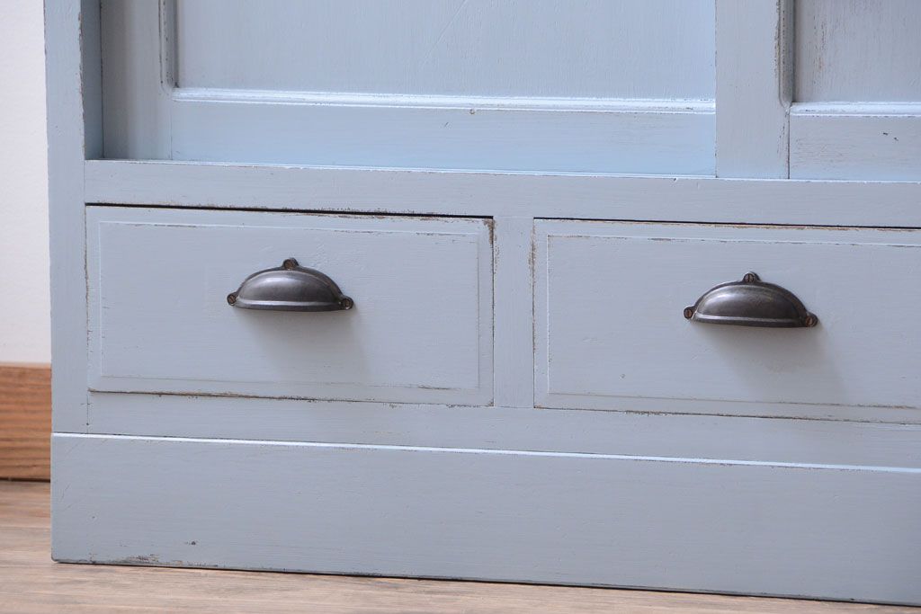 アンティーク家具　アンティークペイント　内部壁紙仕上げ!おしゃれなカップボード(食器棚)