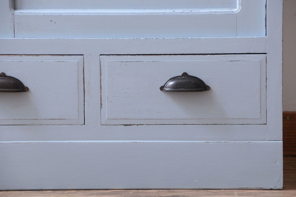 アンティーク家具　アンティークペイント　内部壁紙仕上げ!おしゃれなカップボード(食器棚)