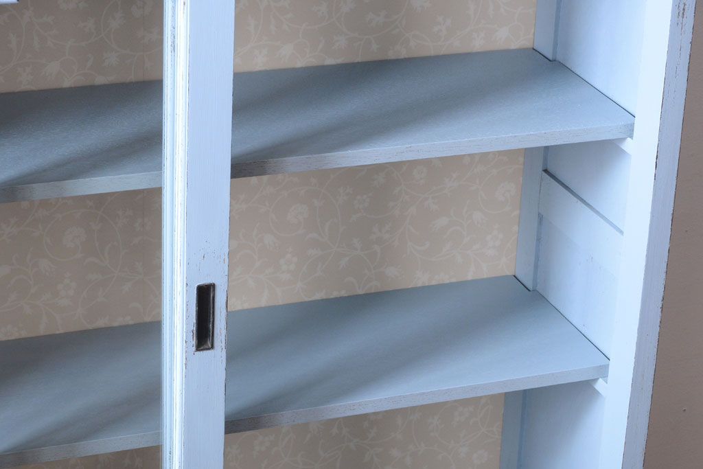 アンティーク家具　アンティークペイント　内部壁紙仕上げ!おしゃれなカップボード(食器棚)