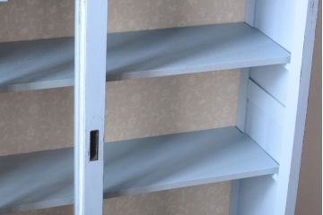 アンティーク家具　アンティークペイント　内部壁紙仕上げ!おしゃれなカップボード(食器棚)