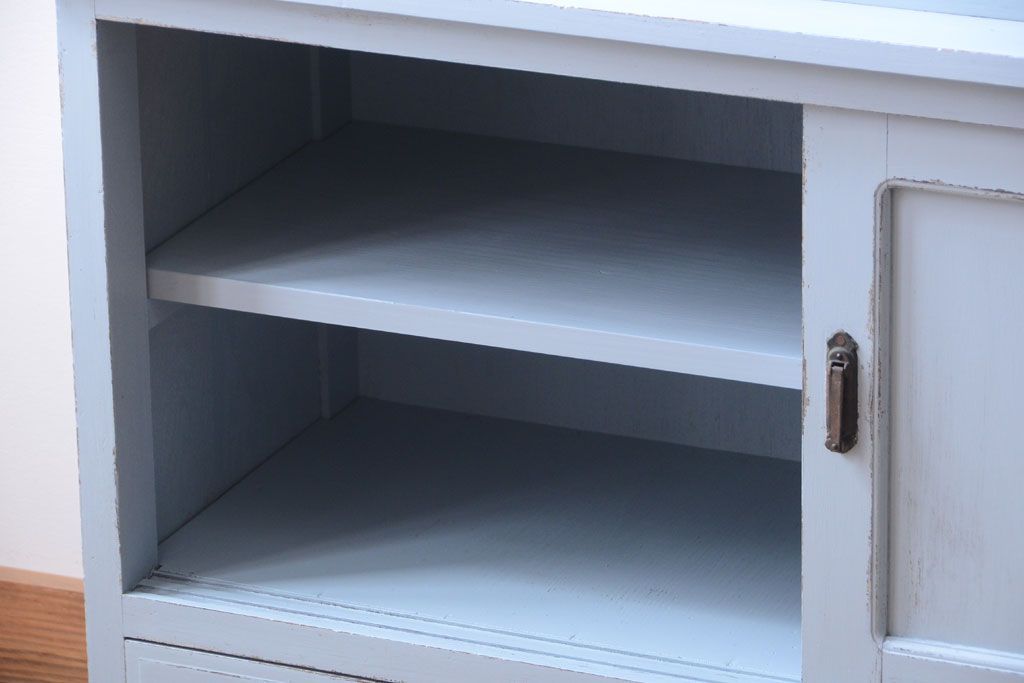 アンティーク家具　アンティークペイント　内部壁紙仕上げ!おしゃれなカップボード(食器棚)