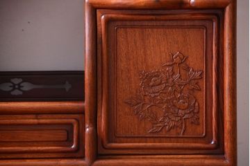中古　唐木・花梨材　豪華な飾り棚(カリン材)