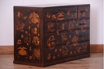 中古　民芸家具　宝尽くし・松竹梅の図　小箪笥(引き出し)