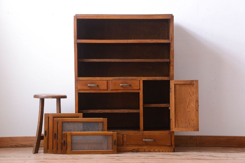 レトロ家具　昭和レトロ　古い木の小ぶりなキッチンキャビネット(食器棚)