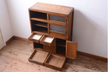 レトロ家具　昭和レトロ　古い木の小ぶりなキッチンキャビネット(食器棚)