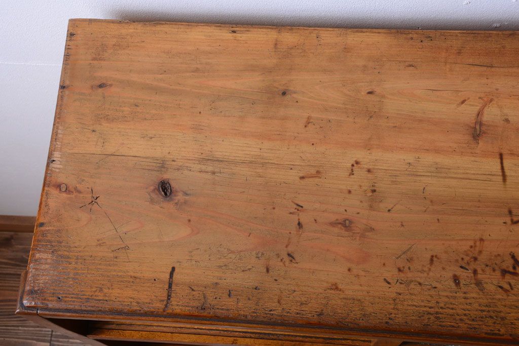 レトロ家具　昭和レトロ　古い木の小ぶりなキッチンキャビネット(食器棚)