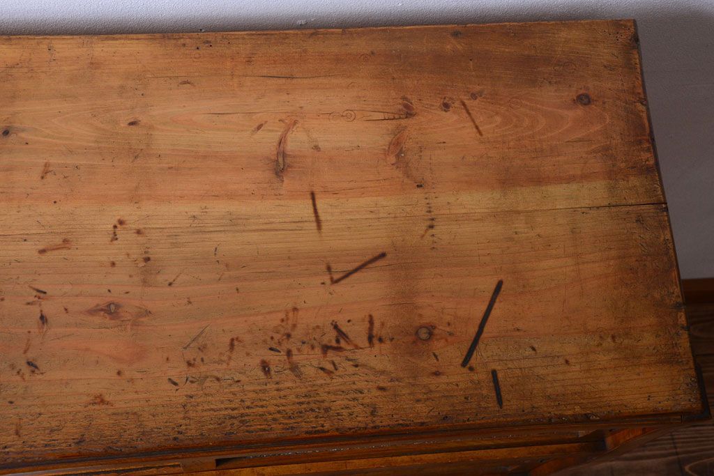 レトロ家具　昭和レトロ　古い木の小ぶりなキッチンキャビネット(食器棚)