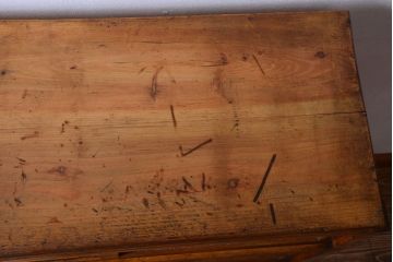 レトロ家具　昭和レトロ　古い木の小ぶりなキッチンキャビネット(食器棚)