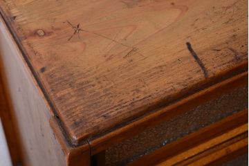 レトロ家具　昭和レトロ　古い木の小ぶりなキッチンキャビネット(食器棚)