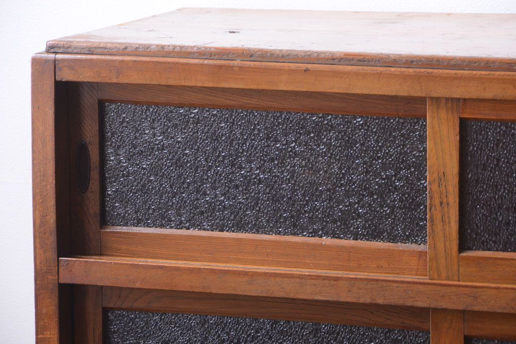 レトロ家具　昭和レトロ　古い木の小ぶりなキッチンキャビネット(食器棚)