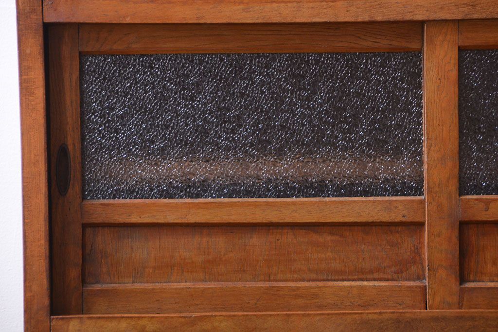 レトロ家具　昭和レトロ　古い木の小ぶりなキッチンキャビネット(食器棚)