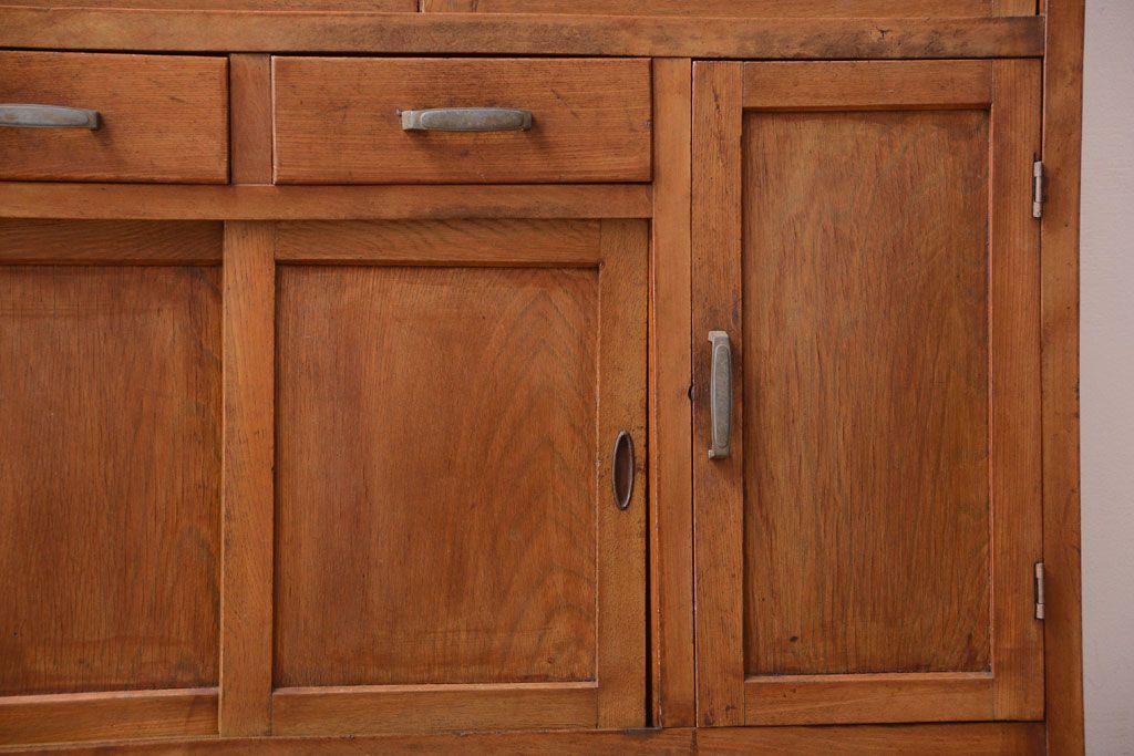 レトロ家具　昭和レトロ　古い木の小ぶりなキッチンキャビネット(食器棚)