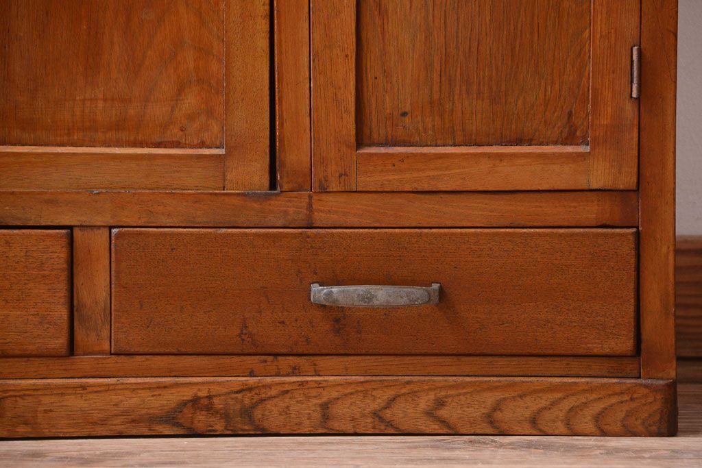 レトロ家具　昭和レトロ　古い木の小ぶりなキッチンキャビネット(食器棚)