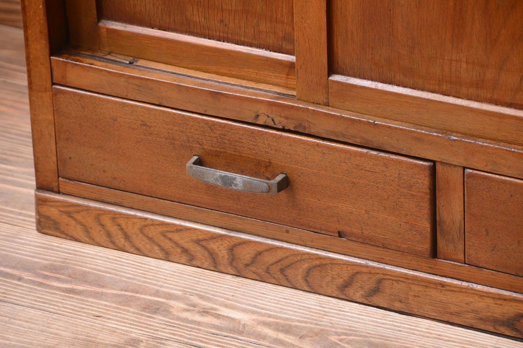 レトロ家具　昭和レトロ　古い木の小ぶりなキッチンキャビネット(食器棚)