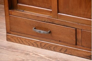 レトロ家具　昭和レトロ　古い木の小ぶりなキッチンキャビネット(食器棚)