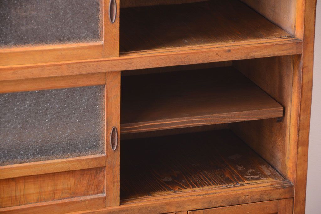 レトロ家具　昭和レトロ　古い木の小ぶりなキッチンキャビネット(食器棚)
