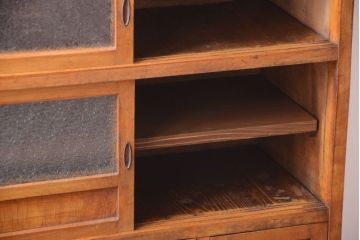 レトロ家具　昭和レトロ　古い木の小ぶりなキッチンキャビネット(食器棚)