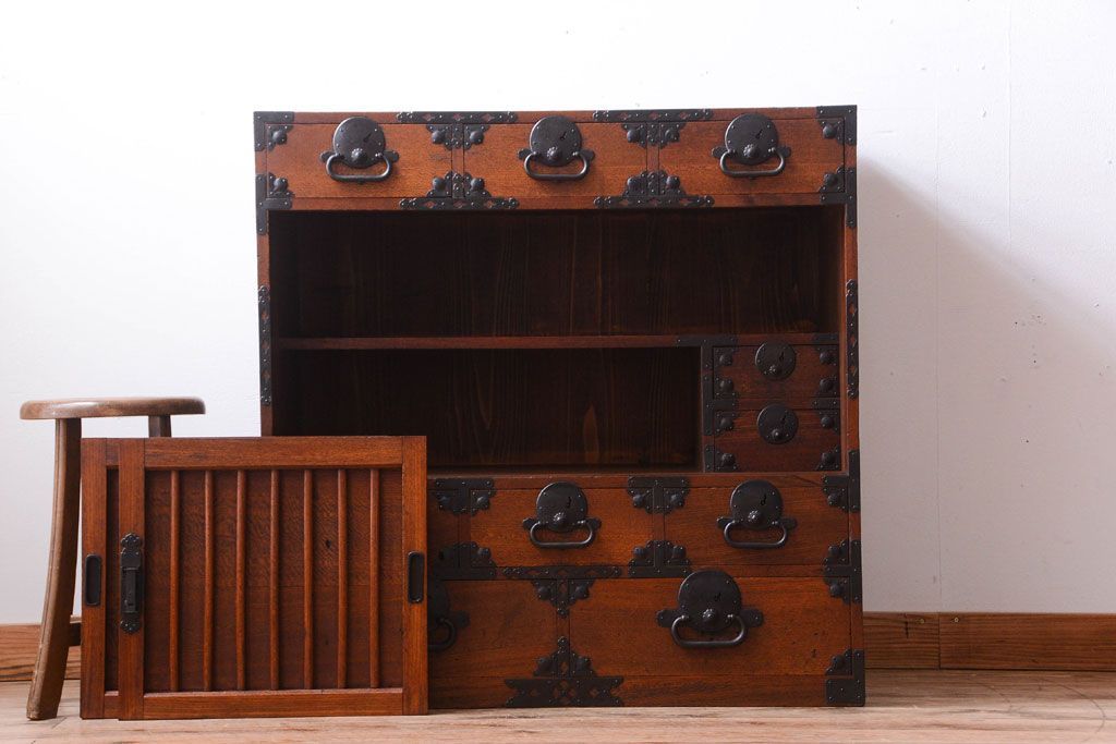 アンティーク家具　古民具・骨董　前面欅材!縦桟引き戸のアンティーク会津帳場箪笥