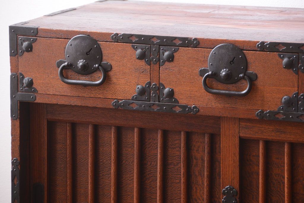 アンティーク家具　古民具・骨董　前面欅材!縦桟引き戸のアンティーク会津帳場箪笥