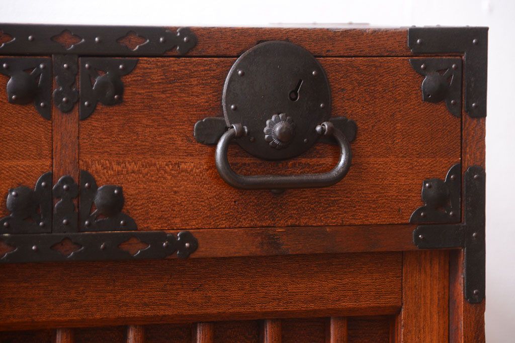 アンティーク家具　古民具・骨董　前面欅材!縦桟引き戸のアンティーク会津帳場箪笥