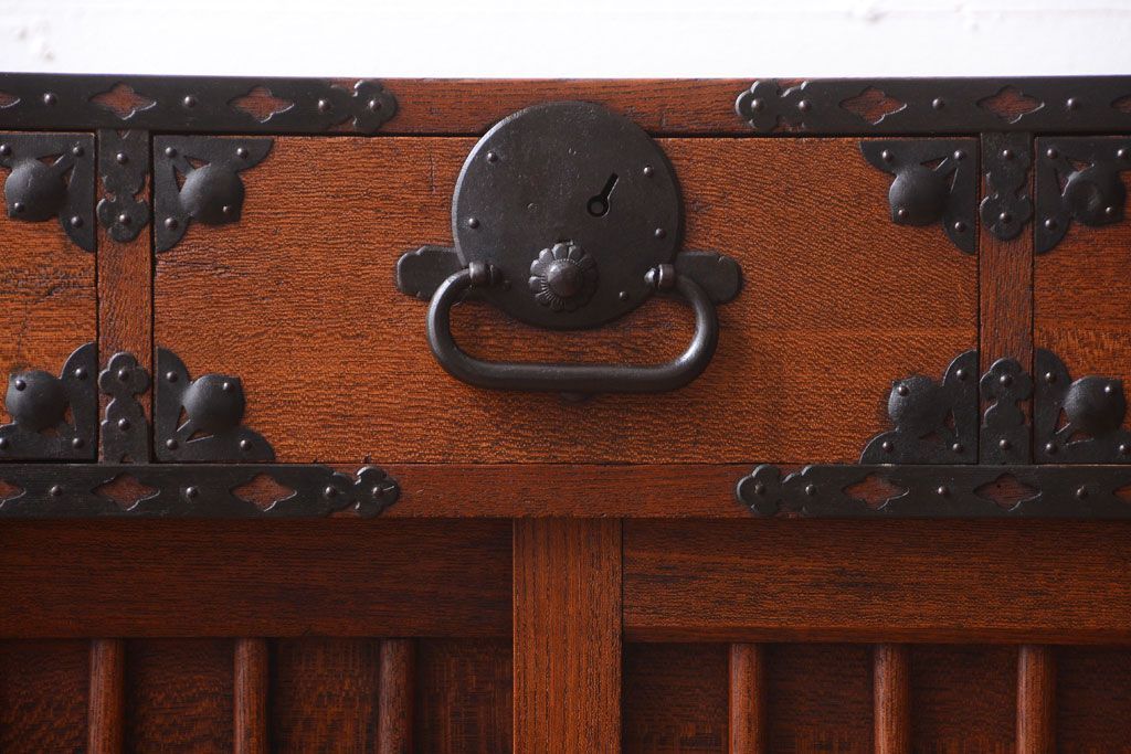 アンティーク家具　古民具・骨董　前面欅材!縦桟引き戸のアンティーク会津帳場箪笥