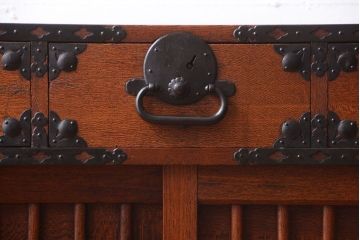 アンティーク家具　古民具・骨董　前面欅材!縦桟引き戸のアンティーク会津帳場箪笥