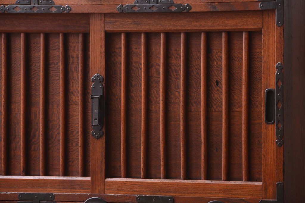 アンティーク家具　古民具・骨董　前面欅材!縦桟引き戸のアンティーク会津帳場箪笥