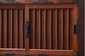 アンティーク家具　古民具・骨董　前面欅材!縦桟引き戸のアンティーク会津帳場箪笥