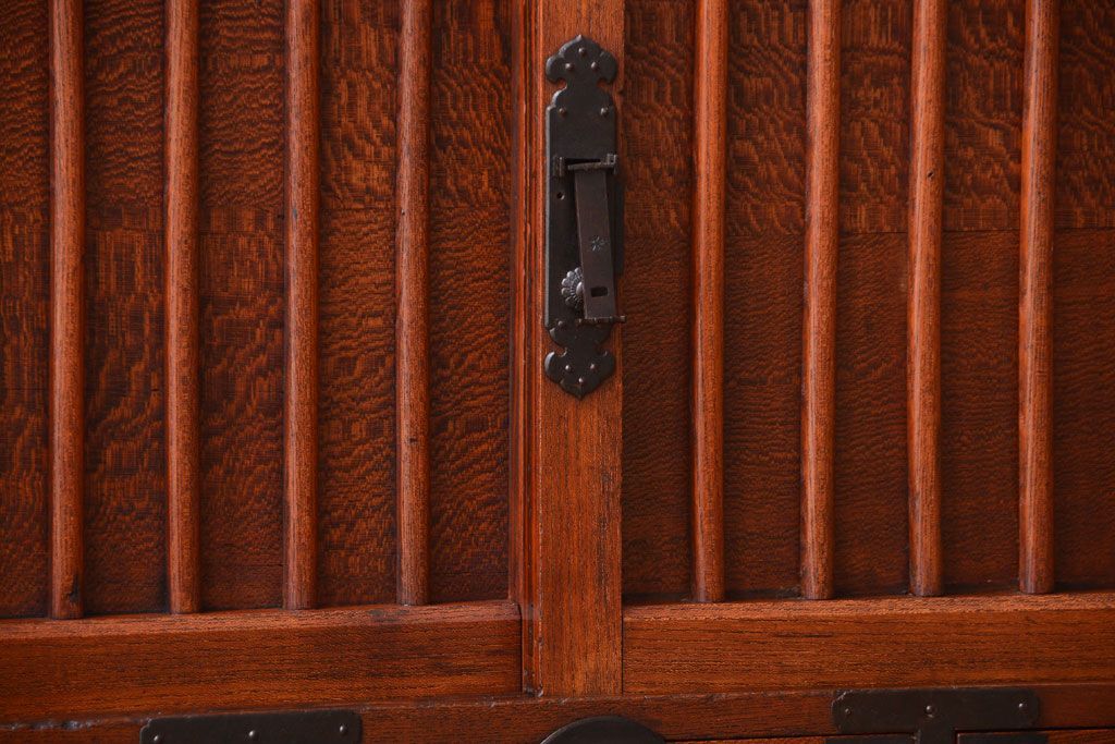 アンティーク家具　古民具・骨董　前面欅材!縦桟引き戸のアンティーク会津帳場箪笥