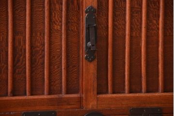 アンティーク家具　古民具・骨董　前面欅材!縦桟引き戸のアンティーク会津帳場箪笥