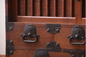 アンティーク家具　古民具・骨董　前面欅材!縦桟引き戸のアンティーク会津帳場箪笥