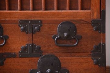 アンティーク家具　古民具・骨董　前面欅材!縦桟引き戸のアンティーク会津帳場箪笥