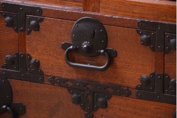 アンティーク家具　古民具・骨董　前面欅材!縦桟引き戸のアンティーク会津帳場箪笥