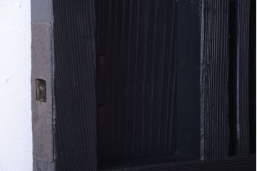 古民具・骨董　明治〜大正期　裏ガラス入り!艶消しブラック塗装のアンティーク蔵戸(玄関戸)