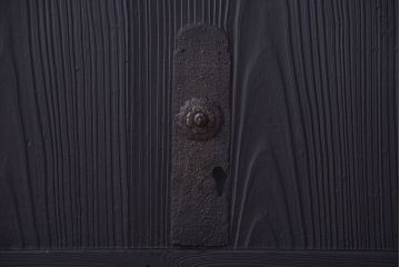 古民具・骨董　明治〜大正期　裏ガラス入り!艶消しブラック塗装のアンティーク蔵戸(玄関戸)