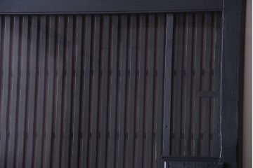 古民具・骨董　明治〜大正期　裏ガラス入り!艶消しブラック塗装のアンティーク蔵戸(玄関戸)