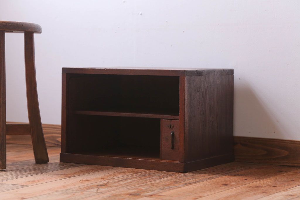 レトロ家具　昭和レトロ　古い栓材の小ぶりな和製アンティーク飾り棚