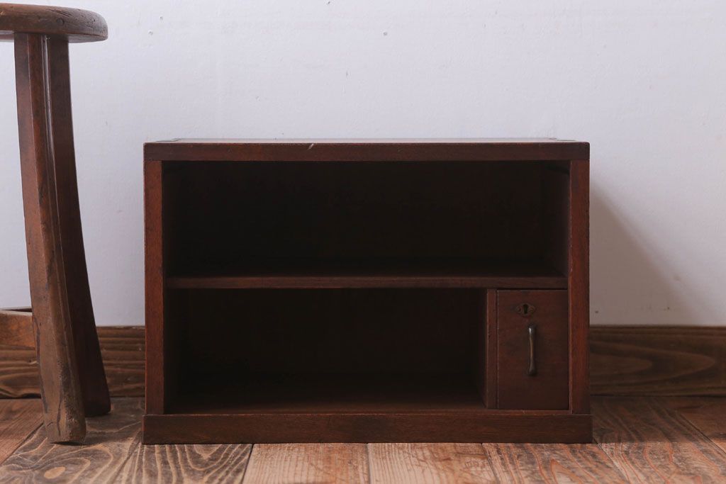 レトロ家具　昭和レトロ　古い栓材の小ぶりな和製アンティーク飾り棚