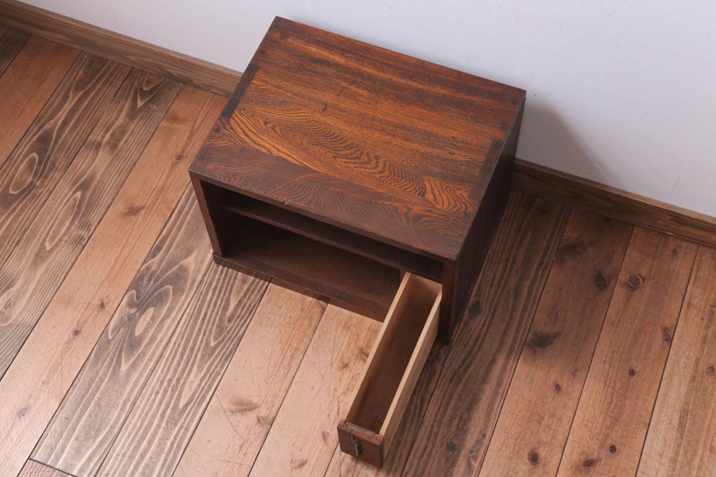 レトロ家具　昭和レトロ　古い栓材の小ぶりな和製アンティーク飾り棚