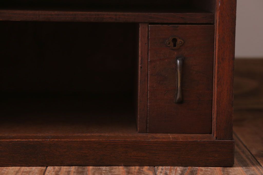 レトロ家具　昭和レトロ　古い栓材の小ぶりな和製アンティーク飾り棚