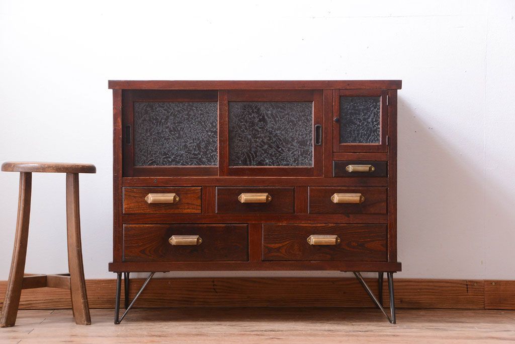 アンティーク家具　和製アンティーク　前面欅材!結霜ガラス入り鉄脚サイドボード(収納棚)