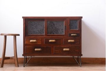 アンティーク家具　和製アンティーク　前面欅材!結霜ガラス入り鉄脚サイドボード(収納棚)