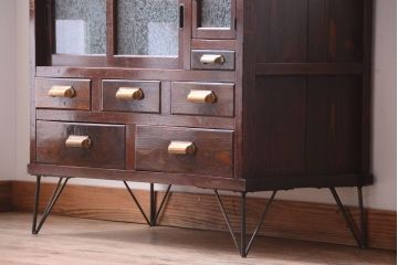 アンティーク家具　和製アンティーク　前面欅材!結霜ガラス入り鉄脚サイドボード(収納棚)