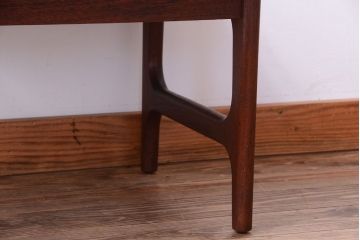 ヴィンテージ家具　北欧ビンテージ　チーク材のシンプルなサイドテーブル