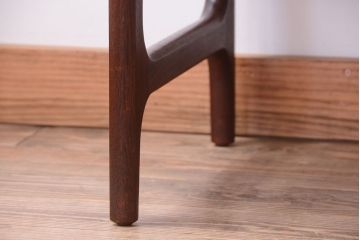 ヴィンテージ家具　北欧ビンテージ　チーク材のシンプルなサイドテーブル