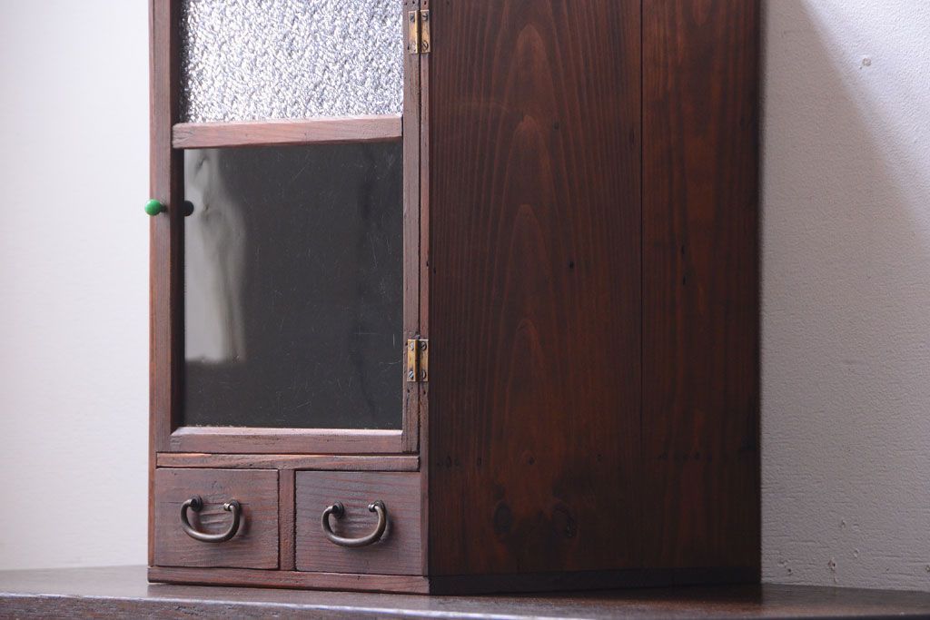 アンティーク家具　和製アンティーク　ダイヤガラス入り!小さな収納棚