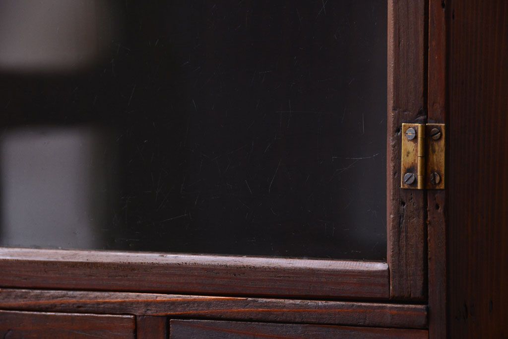 アンティーク家具　和製アンティーク　ダイヤガラス入り!小さな収納棚