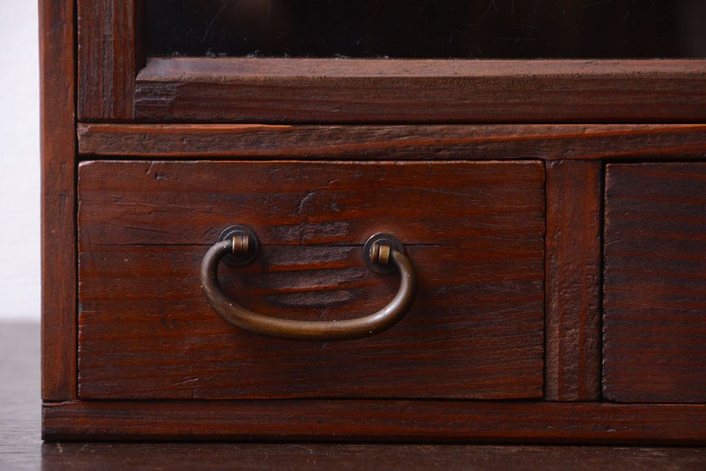 アンティーク家具　和製アンティーク　ダイヤガラス入り!小さな収納棚