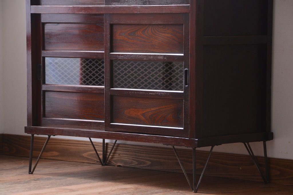 アンティーク家具　和製アンティーク　結霜ガラス入り!組子引き戸の鉄脚サイドボード(収納棚)